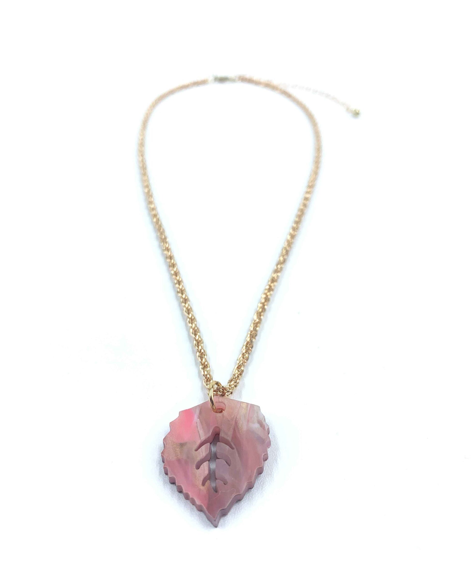 Collar HOJA: un tributo a la naturaleza con un toque rosado encantador-3