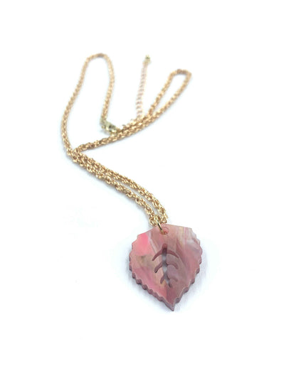 Collar HOJA: un tributo a la naturaleza con un toque rosado encantador-2