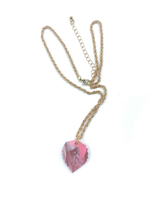 Collar HOJA: un tributo a la naturaleza con un toque rosado encantador-1